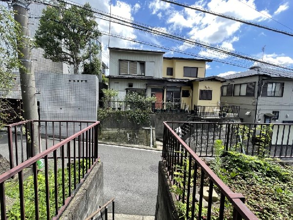 外観:前面道路は閑静な住宅地をはしる車通りの少ない道路