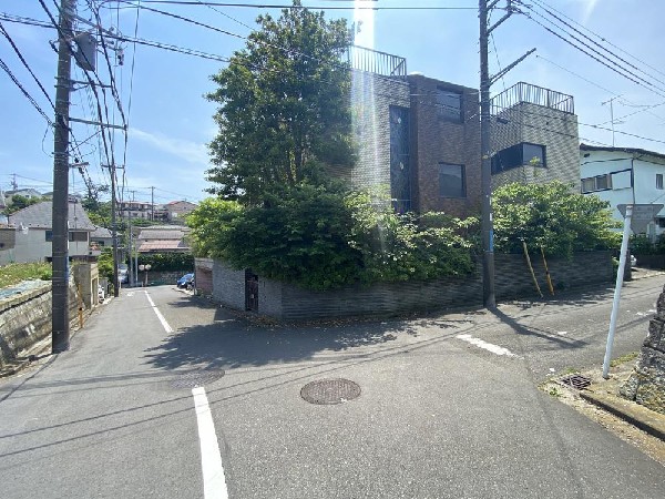 外観:前面道路は閑静な住宅地をはしる車通りの少ない道路。お車の出し入れが苦手なママや小さなお子様にも安心ですね。しっかり舗装もされているので、ベビーカーや自転車で通っても快適に通行できます。