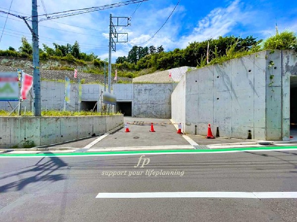 外観:≪現地≫  第一種低層住居専用地域の良好な住環境が保たれたエリア。低層一戸建てを中心とした街並みが整然と続き、周辺は高い建物が建っていないので、採光や開放性に恵まれ、空が広く緑の多い閑静な環境です。