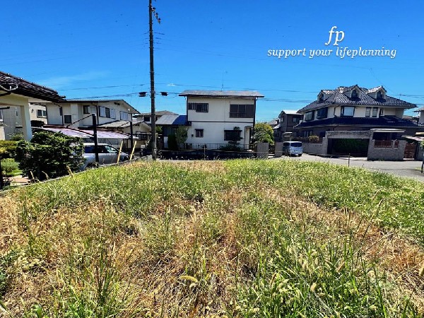 外観:良好な住環境が保たれたエリア。低層の一戸建を中心とした街並みが整然と続き周辺は高い建物が建っておらず、採光や開放性に恵まれ、空が広く緑の多い閑静な趣を感じる環境です。