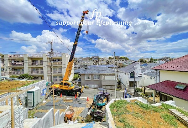 現地はひらけており日中を通して陽当たりの良い土地となっています。また、周囲に高い建物がありませんので、天気が良い日は数キロ先まで見渡せる抜群の開放感も兼ね備えています。