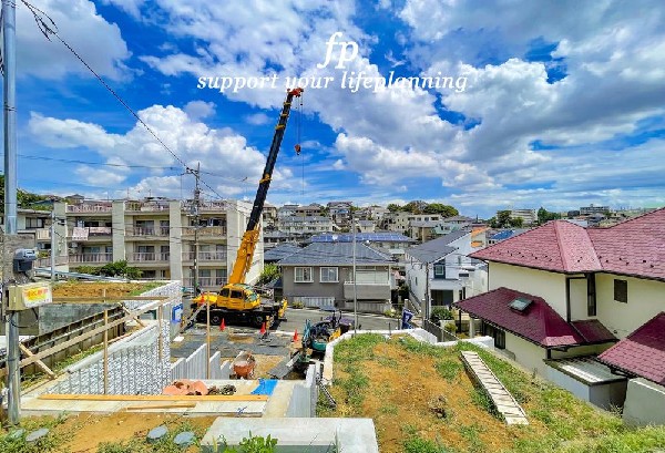 外観:第一種低層住居専用地域の良好な住環境が保たれたエリア。低層の一戸建てを中心とした街並みが整然と続き、周辺は高い建物が建っていないので、採光や開放性に恵まれ、空が広く緑の多い閑静な趣を感じる環境です。