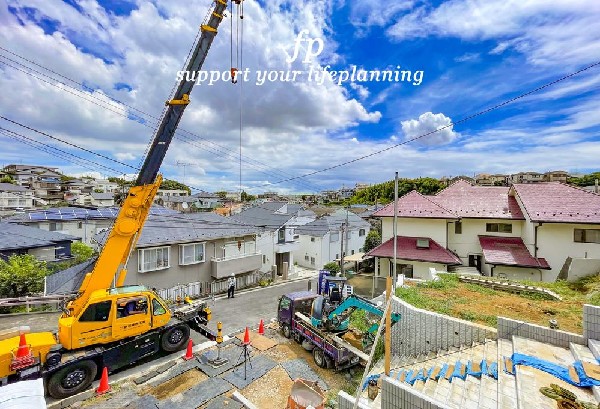 外観:前面道路は閑静な住宅地をはしる車通りの少ない道路。お車の出し入れが苦手なママや小さなお子様にも安心ですね。しっかり舗装もされているので、ベビーカーや自転車で通っても快適に通行できます。