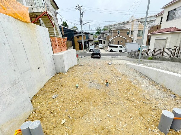 外観:前面道路は車通りの少ない道路。段差もなくお車の出し入れが苦手な方も駐車しやすそうです。