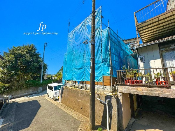 外観:≪前面道路≫  前面道路は閑静な住宅地をはしる車通りの少ない道路。お車の出し入れが苦手なママや小さなお子様にも安心ですね。しっかり舗装もされているので、ベビーカーや自転車で通っても快適に通行できます。