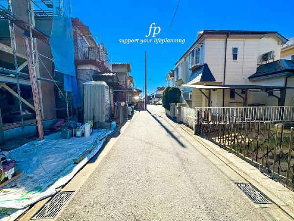 外観:≪前面道路≫  前面道路は閑静な住宅地をはしる車通りの少ない道路。お車の出し入れが苦手なママや小さなお子様にも安心ですね。しっかり舗装もされているので、ベビーカーや自転車で通っても快適に通行できます。