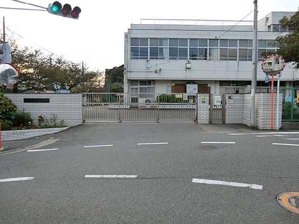 周辺環境:横浜市立瀬ケ崎小学校(横浜市立瀬ケ崎小学校まで84m)