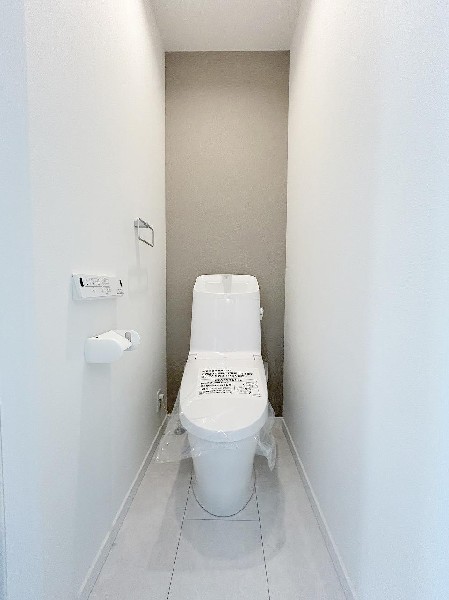 ウォシュレット、暖房便座機能付のトイレです。従来型に比べ節水効果があり、お手入れもしやすいので、家計も家事の負担も軽減してくれます。