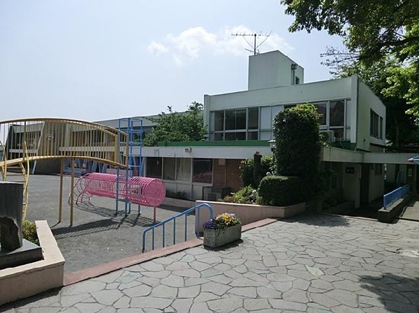 周辺環境:さゆり幼稚園(さゆり幼稚園まで1100m)