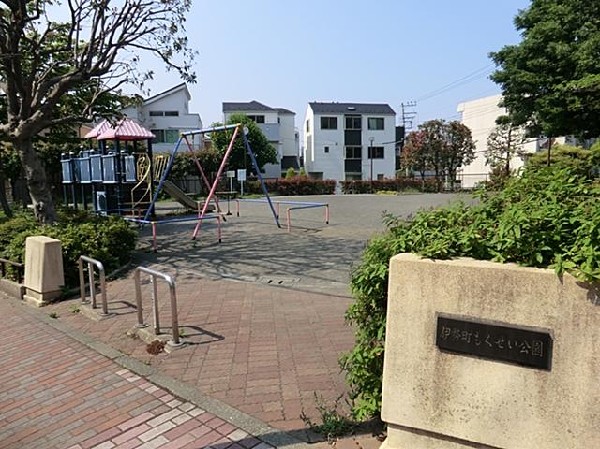 周辺環境:伊勢町もくせい公園(伊勢町もくせい公園まで120m 公園近くでお子様も安心して遊べます♪)