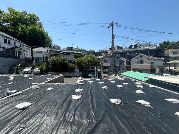 外観:第一種低層住居専用地域の良好な住環境が保たれたエリア。低層の一戸建てを中心とした街並みが整然と続き、周辺は高い建物が建っていないので、採光や開放性に恵まれています。