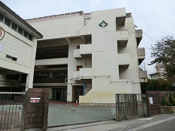 周辺環境:横浜市立森中学校(横浜市立森中学校まで650m)