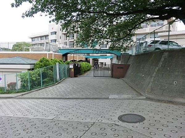 周辺環境:横浜市立権太坂小学校(横浜市立権太坂小学校まで550m)