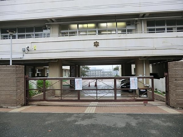 周辺環境:横浜市立浦島丘中学校(七島町公園に隣接する中学校。校庭が広くのびのびと運動でき、部活動も活発に行われています。図書館の蔵書も多く充実しています。)