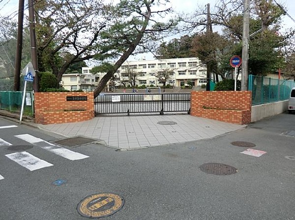 周辺環境:横浜市立釜利谷小学校(横浜市立釜利谷小学校まで800m)