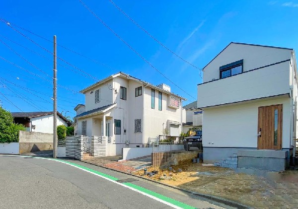 外観:前面道路は閑静な住宅地をはしる車通りの少ない道路。お車の出し入れが苦手なママや小さなお子様にも安心ですね。しっかり舗装もされているので、ベビーカーや自転車で通っても快適に通行できます。