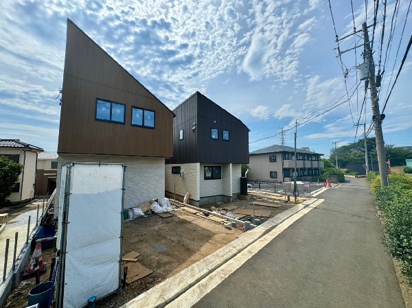 外観:前面道路は閑静な住宅地をはしる車通りの少ない道路。お車の出し入れが苦手なママや小さなお子様にも安心ですね。しっかり舗装もされているので、ベビーカーや自転車で通っても快適に通行できます。