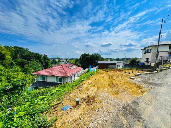 外観:前面道路は車通りの少ない道路。段差もなくお車の出し入れが苦手な方も駐車しやすそうです。