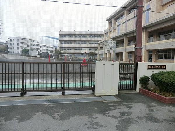 周辺環境:横浜市立神大寺小学校(各学年4～5クラスの小学校。教育目標は「考える力、大好きなものを増やせる心、自分から行動する力、人のために役立とうとする意志、世界への関心を育てる」。)