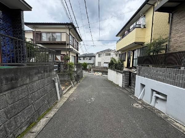 外観:前面道路は閑静な住宅地をはしる車通りの少ない道路。お車の出し入れが苦手なママや小さなお子様にも安心ですね。しっかり舗装もされているので、ベビーカーや自転車で通っても快適に通行できます。