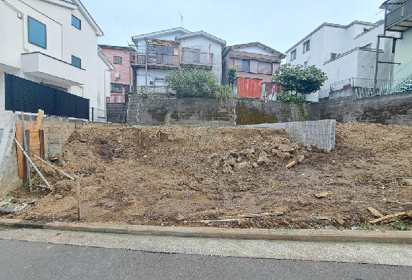 外観:前面道路は閑静な住宅地をはしる車通りの少ない道路。お車の出し入れが苦手なママや小さなお子様にも安心ですね。しっかり舗装もされているので、ベビーカーや自転車で通っても快適に通行できます。