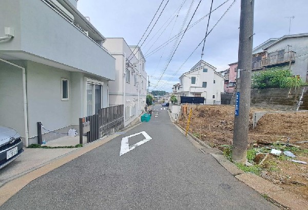 外観:前面道路は閑静な住宅地をはしる車通りの少ない道路。お車の出し入れが苦手なママや小さなお子様にも安心ですね。しっかり舗装もされているので、ベビーカーや自転車で通っても快適に通行できます。