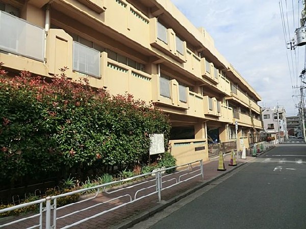 周辺環境:横浜市立末吉小学校(横浜市立末吉小学校まで600m 小学校近く♪お子様も通学も安心です♪)