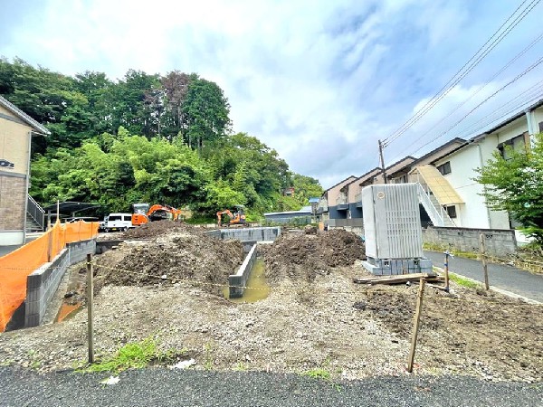 外観:光と風が行わたる開放感あふれる邸宅　春には気持ちの良いそよ風、冬には朝の暖かな光　季節の移り変わりを感じる暮らしを実現