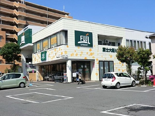 周辺環境:ＦＵＪＩ大船店(ＦＵＪＩ大船店まで2600m)