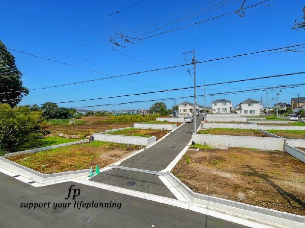 外観:良好な住環境が保たれたエリア。低層の一戸建を中心とした街並みが整然と続き周辺は高い建物が建っておらず、採光や開放性に恵まれ、空が広く緑の多い閑静な趣を感じる環境です。