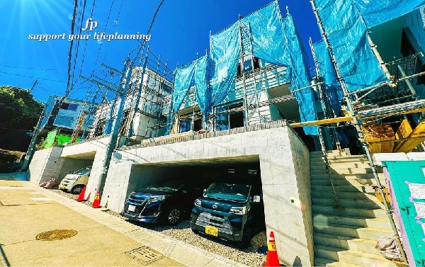 外観:前面道路は閑静な住宅地をはしる車通りの少ない道路。お車の出し入れが苦手なママや小さなお子様にも安心ですね。しっかり舗装もされているので、ベビーカーや自転車で通っても快適に通行できます。