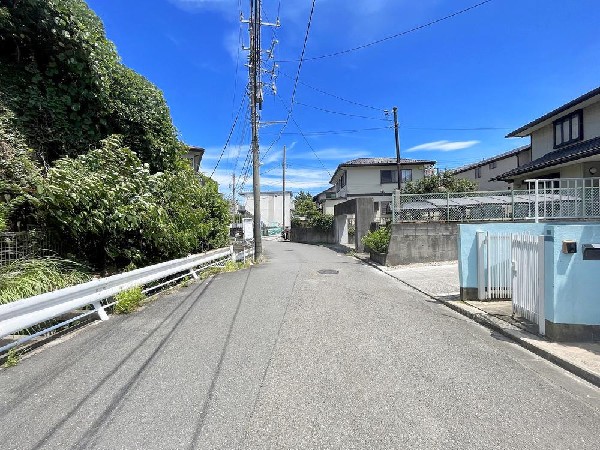 外観:前面道路は車通りの少ない道路。段差もなくお車の出し入れが苦手な方も駐車しやすそうです。