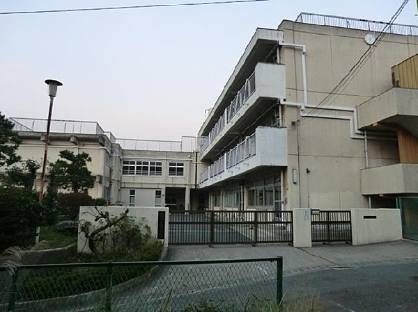 周辺環境:横浜市立岡津中学校(横浜市立岡津中学校まで950m)