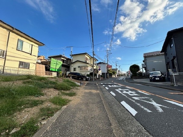 外観:前面道路は閑静な住宅地をはしる車通りの少ない道路