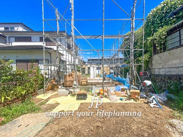 外観:◇庭スペース◇  年中大活躍のプライベート空間になるお庭はご家族の団らんの場として最適なスペース。夏場にはご家族やご友人を招待してのＢＢＱやお子様の水遊びも楽しめますね！家族の思い出作りの場として。