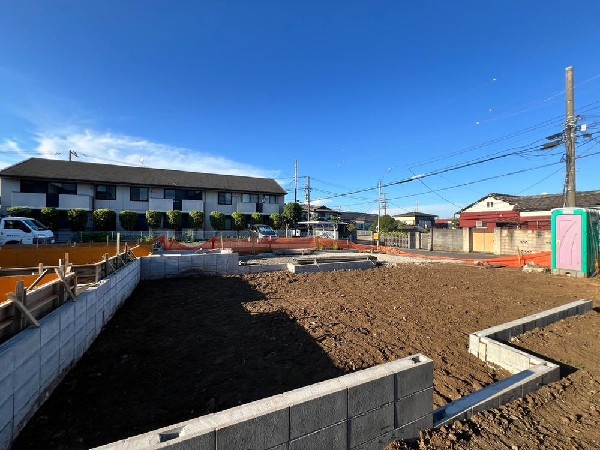 外観:柔らかな風と豊かな緑に包まれた落ち着きある閑静な住宅街に、〇棟の邸宅が誕生です。