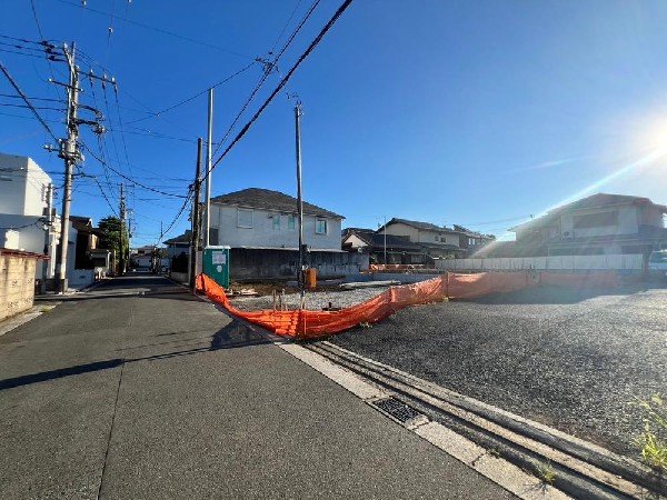 外観:前面道路は車通りの少ない道路。段差もなくお車の出し入れが苦手な方も駐車しやすそうです。