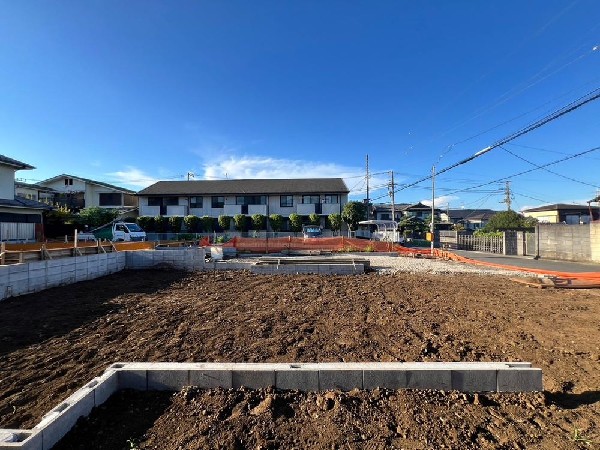 外観:落ち着きある住宅街、一種低層住居専用地域内に位置しています。周囲には高い建物がなく、空が広く開放感があり、陽当りを大きく遮られることもありません。