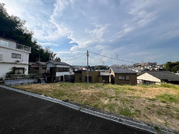 外観:柔らかな風と豊かな緑に包まれた落ち着きある閑静な住宅街に、２区画の土地分譲が誕生です。