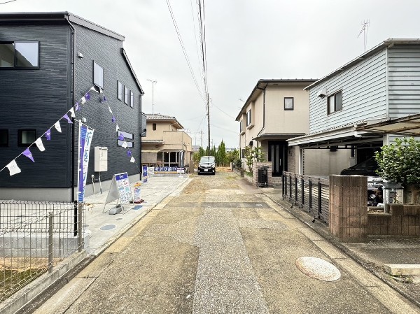 外観:前面道路は閑静な住宅地をはしる車通りの少ない道路。