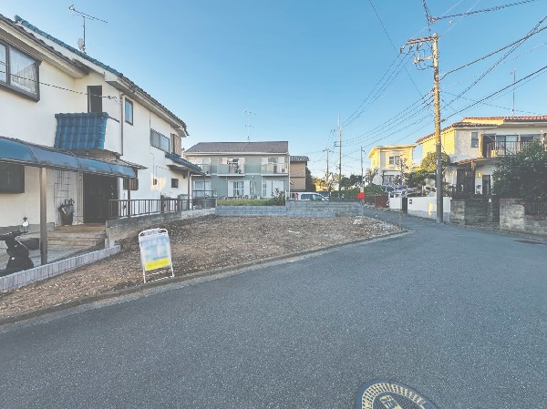 外観:前面道路は閑静な住宅地をはしる車通りの少ない道路