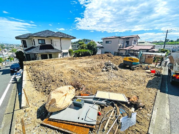 外観:光と風が行わたる開放感あふれる邸宅　春には気持ちの良いそよ風、冬には朝の暖かな光　季節の移り変わりを感じる暮らしを実現