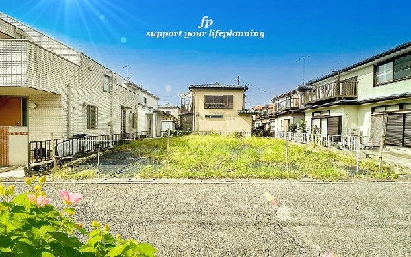 外観:第一種低層住居専用地域の良好な住環境が保たれたエリア。低層の一戸建てを中心とした街並みが整然と続き、周辺は高い建物が建っていないので、採光や開放性に恵まれ、空が広く緑の多い閑静な趣を感じる環境です。