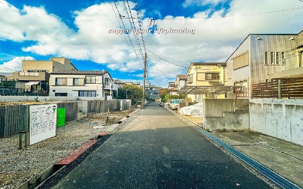 外観:一種低層住居専用地域は殆どの住宅が2階建て。それぞれの敷地にしっかり日当たりを確保できるよう設計された住宅専用地域です。閑静な住宅街で住環境を重視する方にオススメできる立地です。