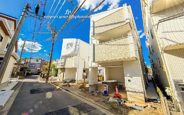 外観:第一種住居専用地域の良好な住環境が保たれたエリア。低層の一戸建てを中心とした街並みが整然と続き、周辺は高い建物が建っていないので、採光や開放性に恵まれ、空が広く緑の多い閑静な趣を感じる環境です。