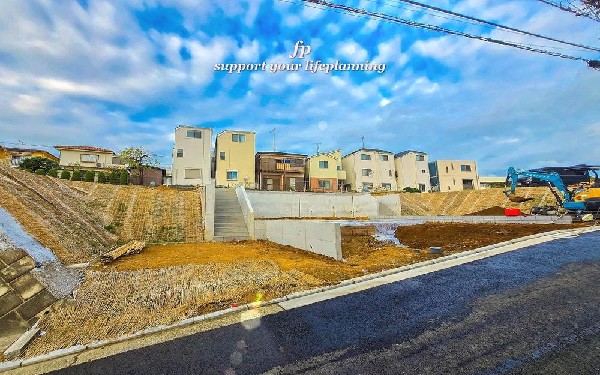 外観:前面道路は閑静な住宅地をはしる車通りの少ない道路。お車の出し入れが苦手なママや小さなお子様にも安心ですね。しっかり舗装もされているので、ベビーカーや自転車で通っても快適に通行できます。