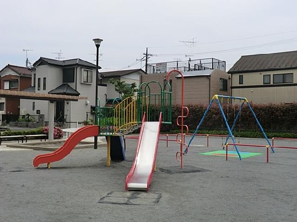 周辺環境:和泉町十三本公園(和泉町十三本公園まで750m)