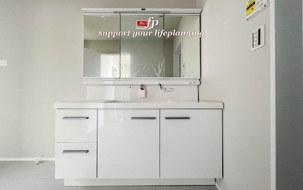 ゆとりの洗面スペースで朝の身支度も快適スムーズに。３面鏡で髪のセットやお化粧もストレスなくこなせ、朝から気分良く通勤通学に向かえそうですね！鏡の裏にはたっぷりと収納スペースを標準装備！