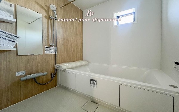 一日の疲れを癒す場として、ゆったりと足を伸ばしてくつろげる綺麗で清潔感のある色味の浴室。気持ちの良い光と爽やかな風をたっぷりと取りこめる開閉式の窓を設置。浴室乾燥機も標準装備です。