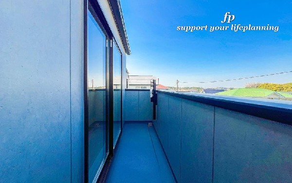 南に大きく面したバルコニーは太陽の温かな温もりをめいいっぱい受け止めてくれます。太陽の光と爽やかな風を受けたお洗濯物はあっという間に乾き、取りこむ時には太陽の匂いを感じられそうですね。